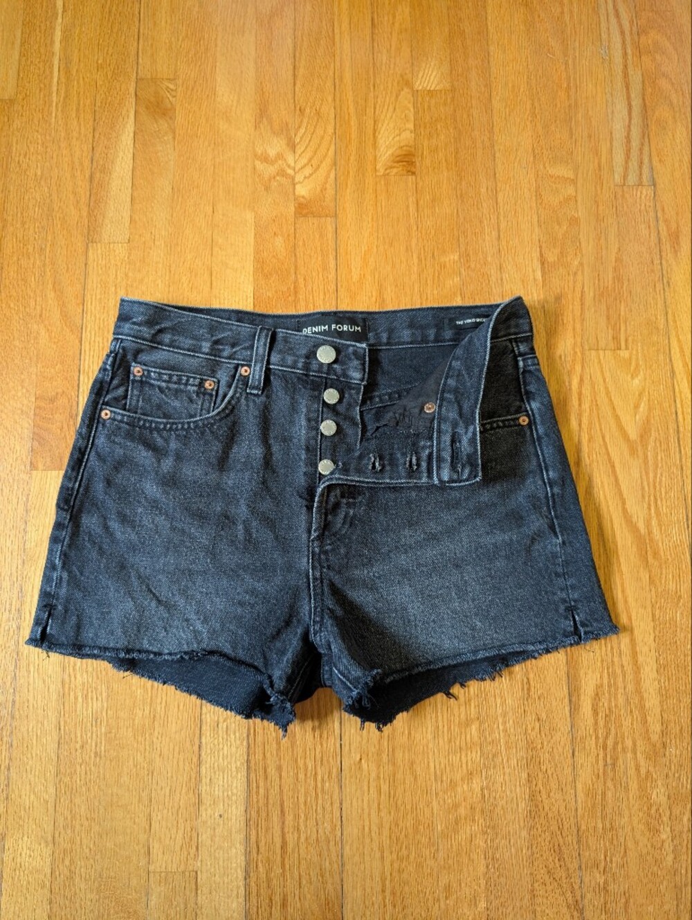 Aritzia Denim Forum The Yoko Short Black Raw Hem Size 26